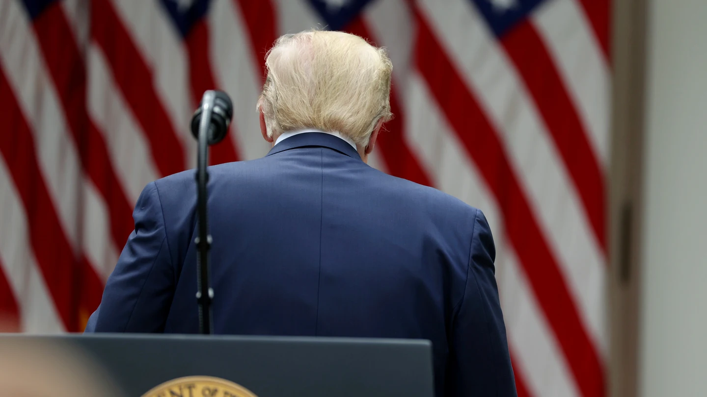 Donald Trump, presidente de los Estados Unidos, se marcha del atril Donald Trump, presidente de los Estados Unidos, se marcha del atril