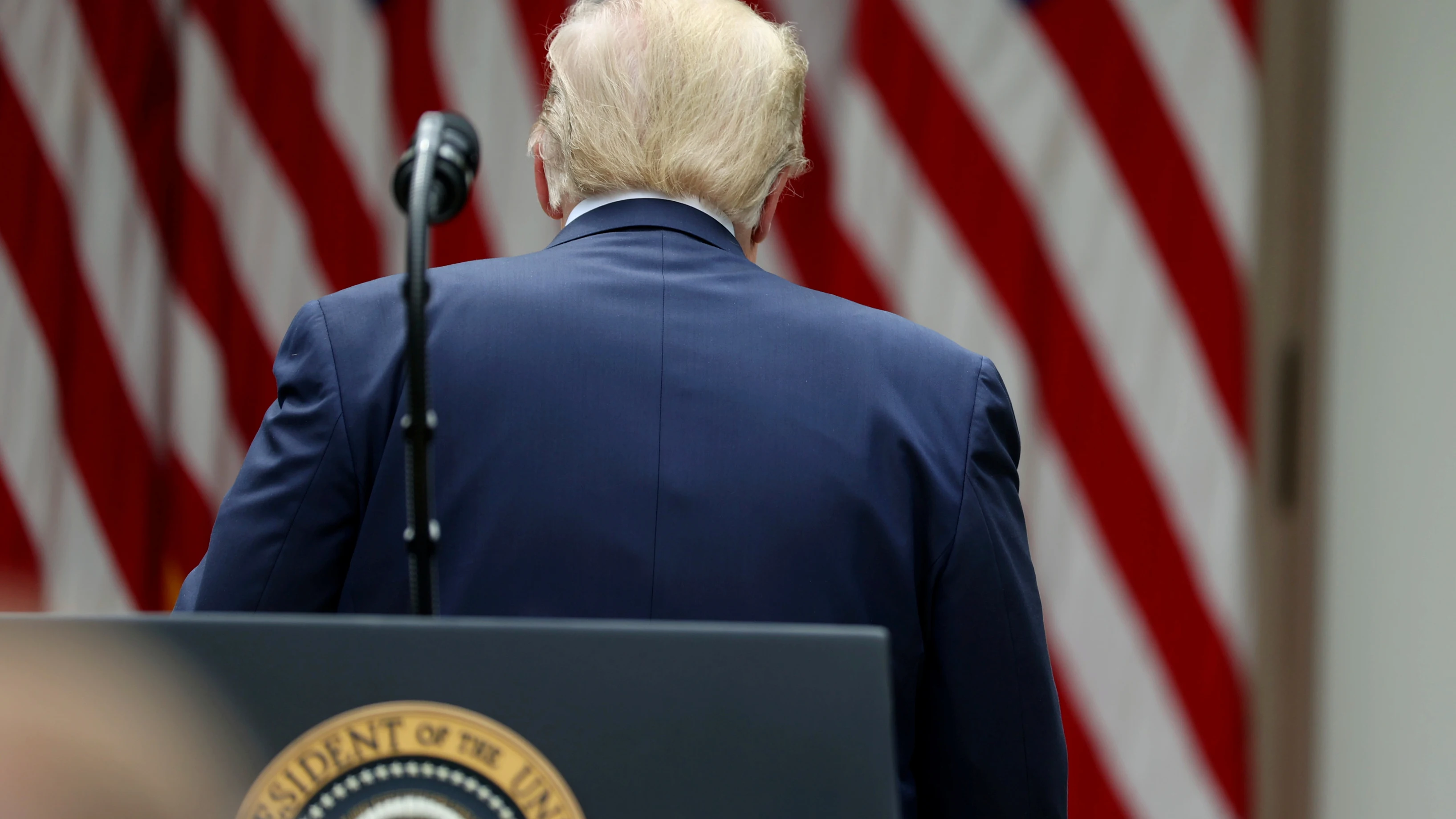 Donald Trump, presidente de los Estados Unidos, se marcha del atril