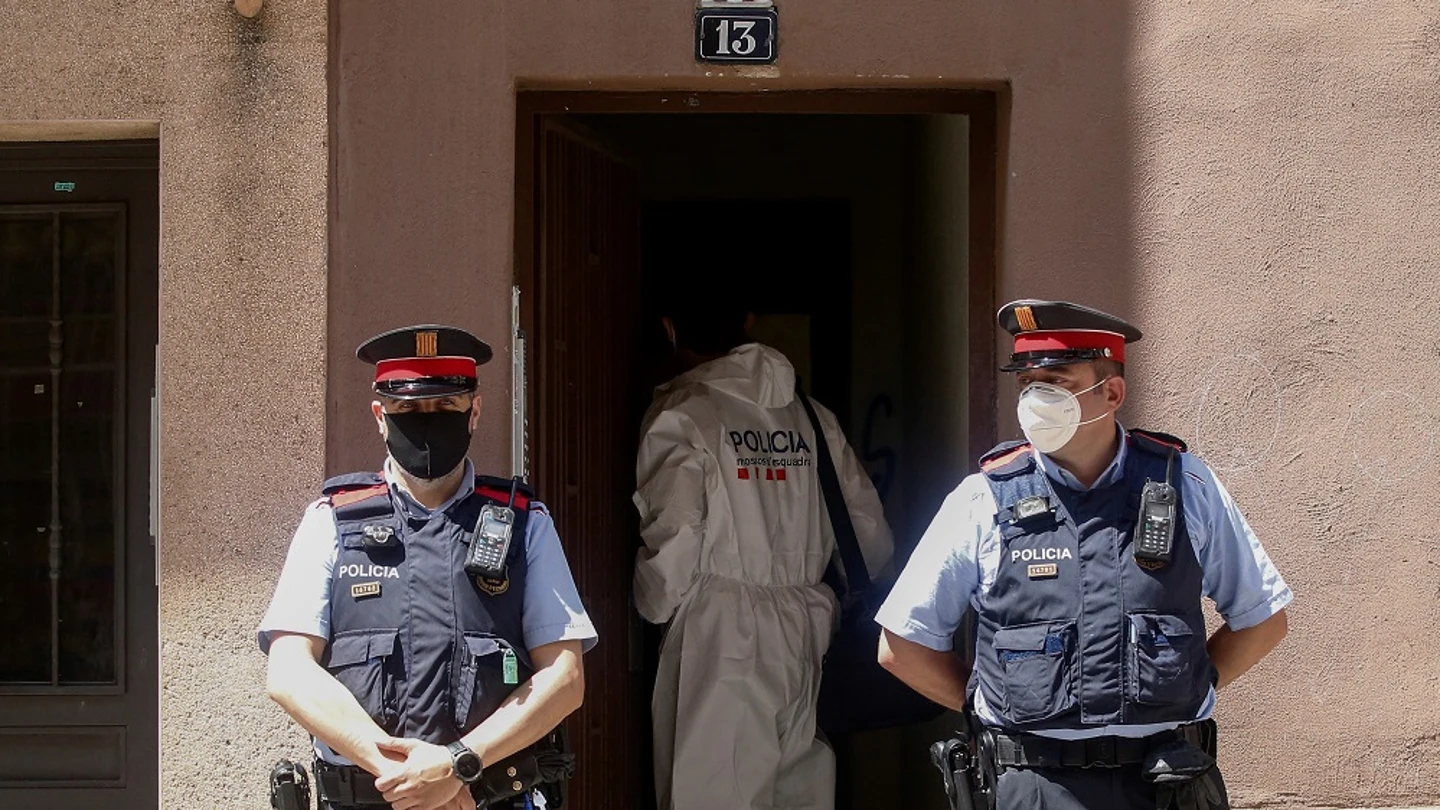 Imagen de los Mossos en la vivienda donde una mujer ha sido asesinada en Barcelona Imagen de los Mossos en la vivienda donde una mujer ha sido asesinada en Barcelona