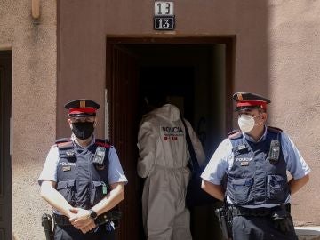 Imagen de los Mossos en la vivienda donde una mujer ha sido asesinada en Barcelona Imagen de los Mossos en la vivienda donde una mujer ha sido asesinada en Barcelona