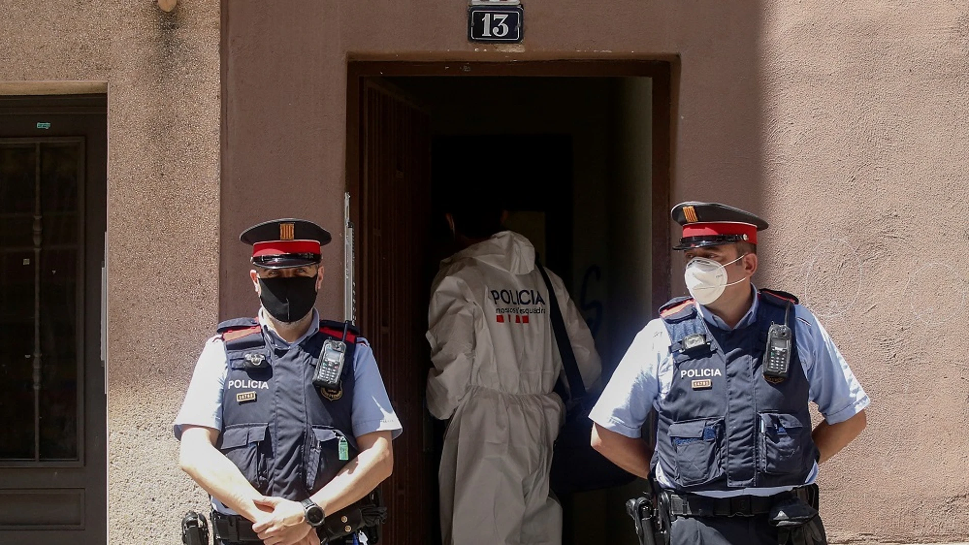 Imagen de los Mossos en la vivienda donde una mujer ha sido asesinada en Barcelona