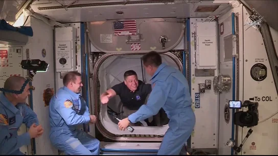Imágenes del encuentro de los astronautas de SpaceX y la NASA con la tripulación de la Estación Espacial Internacional Así ha sido el momento del encuentro de los astronautas de SpaceX y la NASA con la tripulación de la Estación Espacial Internacional