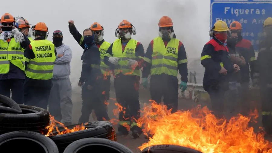  Vista de la manifestación en contra de los despidos anunciados por el comité de dirección de Alcoa