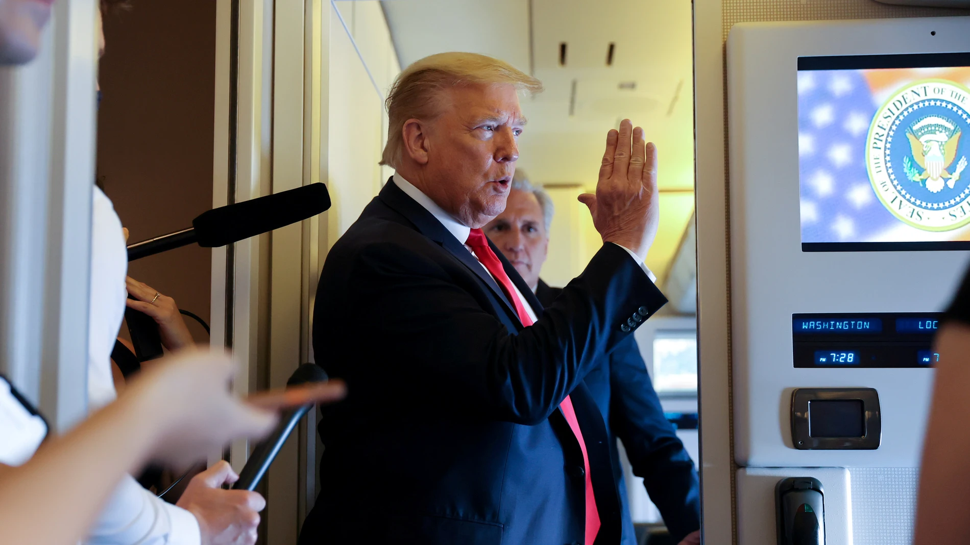 Donald Trump atiende a la prensa en el Air Force One