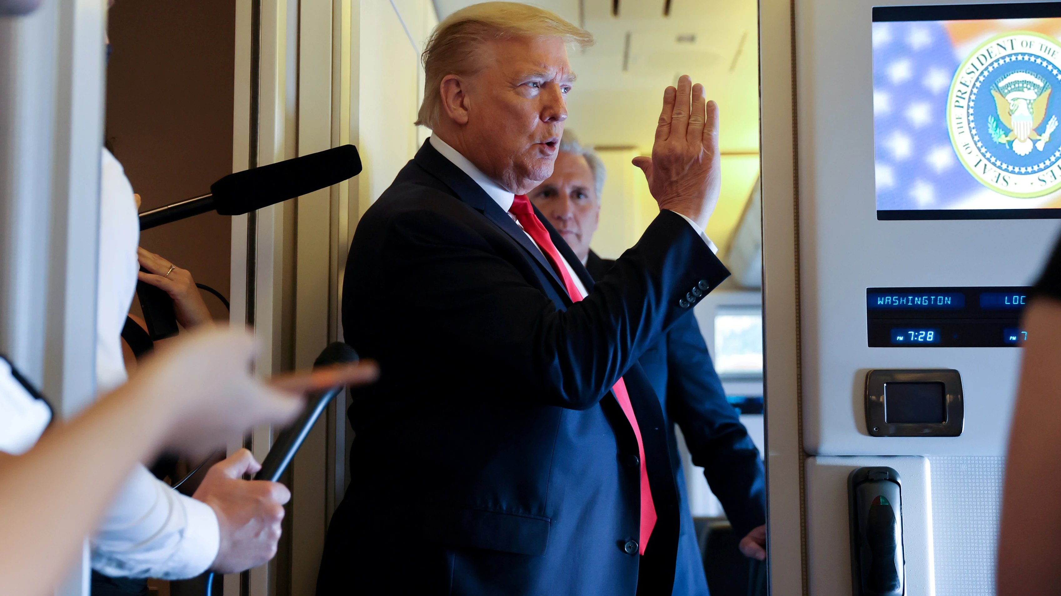 Donald Trump atiende a la prensa en el Air Force One