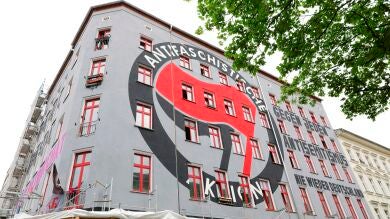El s&iacute;mbolo del grupo Antifa, en la fachada de un edificio de Berl&iacute;n