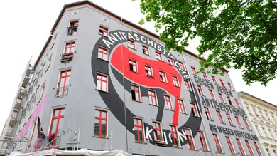 El símbolo del grupo Antifa, en la fachada de un edificio de Berlín El símbolo del grupo Antifa, en la fachada de un edificio de Berlín