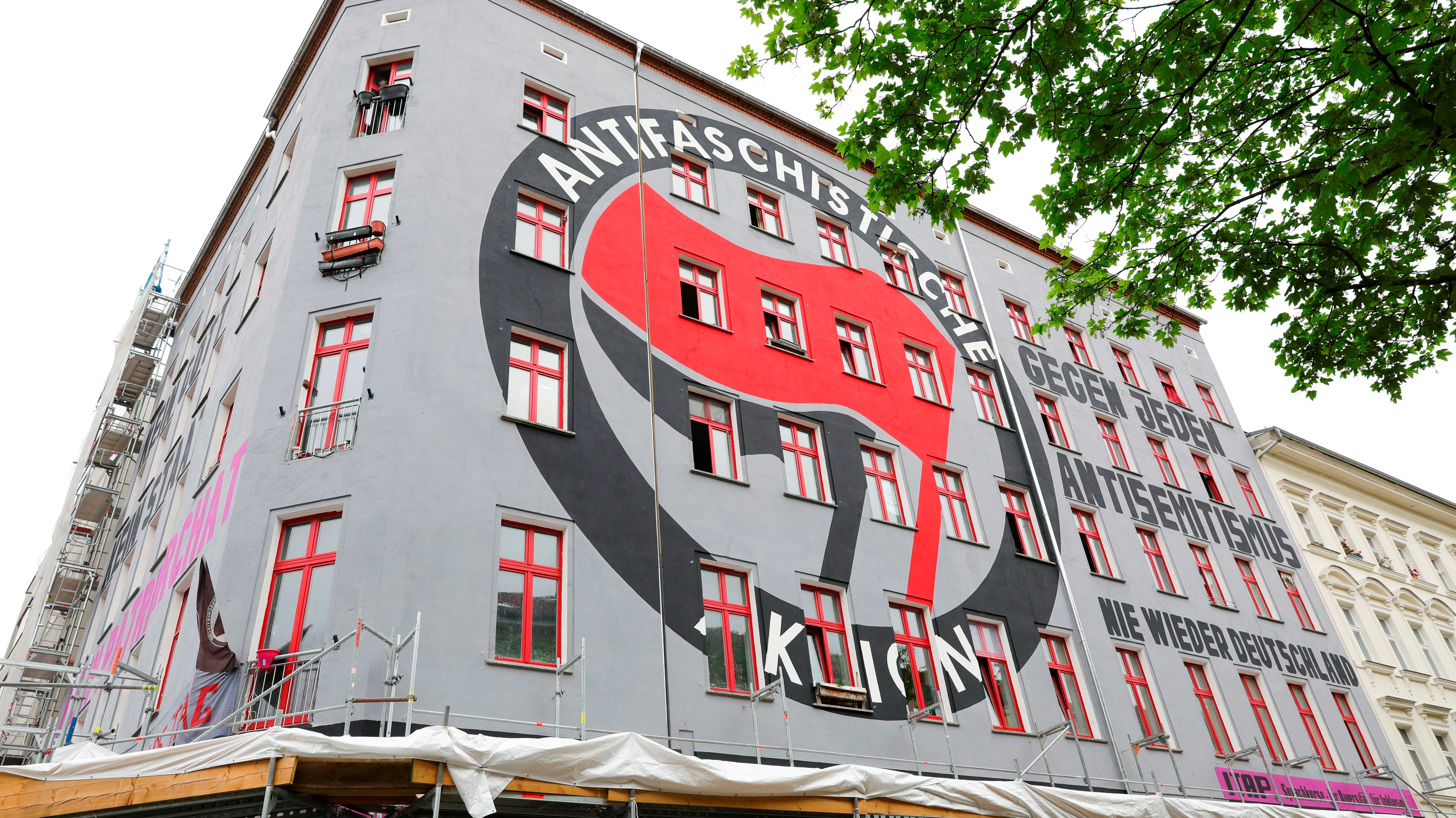 El símbolo del grupo Antifa, en la fachada de un edificio de Berlín