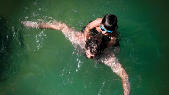 Un hombre y su hijo se bañan en la playa de La Concha de San Sebastián playa