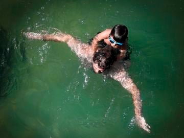 Un hombre y su hijo se bañan en la playa de La Concha de San Sebastián Un hombre y su hijo se bañan en la playa de La Concha de San Sebastián