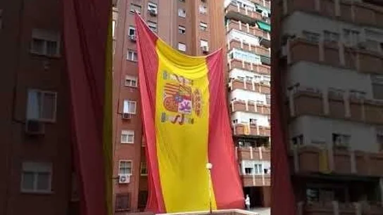 Cuelgan una bandera de España gigante en Madrid Cuelgan una bandera de España gigante en Madrid