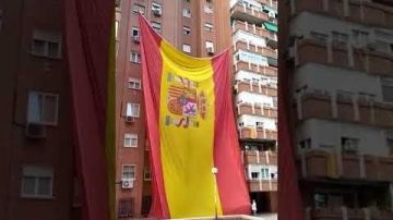 Cuelgan una bandera de España gigante en Madrid