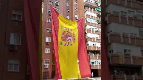 Cuelgan una bandera de España gigante en Madrid