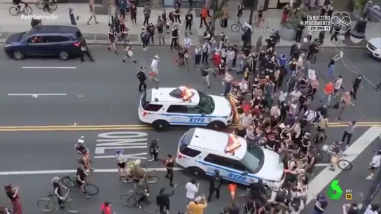 Las impactantes imágenes del atropello masivo de dos coches patrulla a los manifestantes de las protestas por George Floyd Las impactantes imágenes del atropello masivo de dos coches patrulla a los manifestantes de las protestas por George Floyd