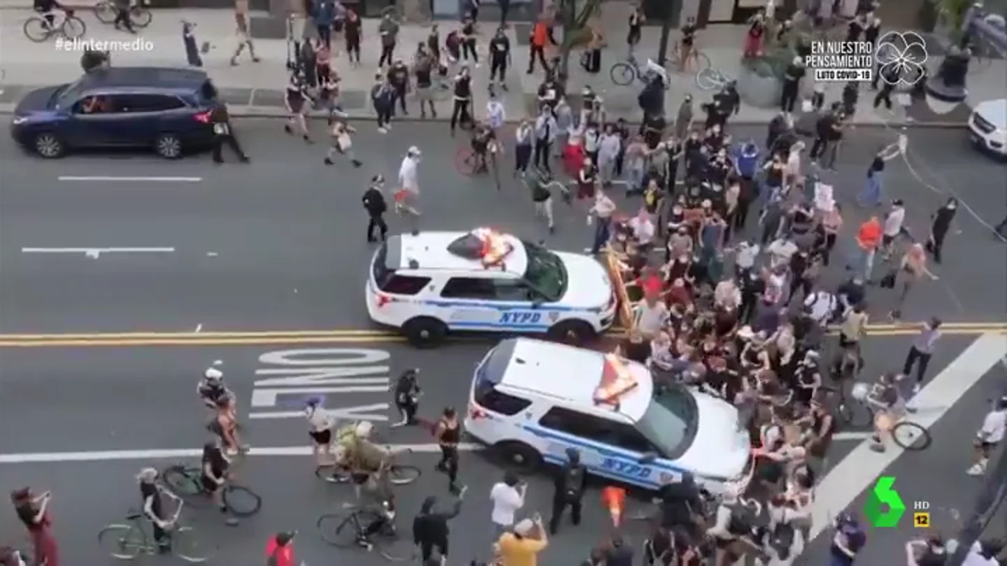 Las impactantes imágenes del atropello masivo de dos coches patrulla a los manifestantes de las protestas por George Floyd Las impactantes imágenes del atropello masivo de dos coches patrulla a los manifestantes de las protestas por George Floyd