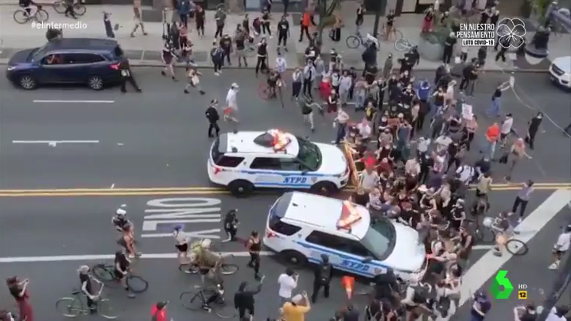 Las impactantes imágenes del atropello masivo de dos coches patrulla a los manifestantes de las protestas por George Floyd