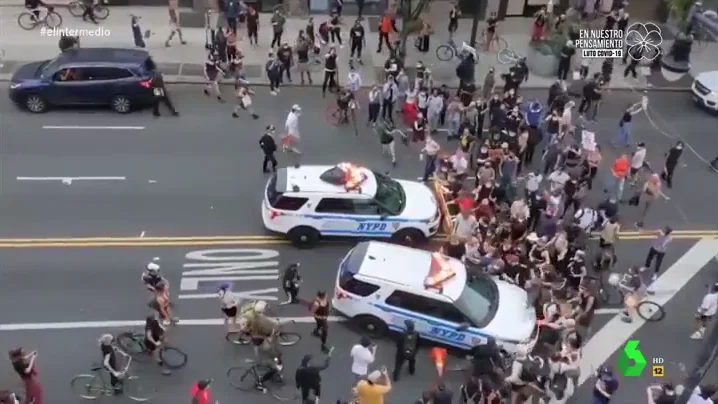 Las impactantes imágenes del atropello masivo de dos coches patrulla a los manifestantes de las protestas por George Floyd