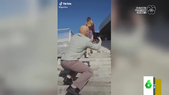 Un hombre fotografía a una chica por debajo de su falda: nuevo anuncio machista que indigna al mundo Un hombre fotografía a una chica por debajo de su falda: nuevo anuncio machista que indigna al mundo