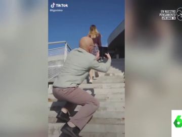 Un hombre fotografía a una chica por debajo de su falda: nuevo anuncio machista que indigna al mundo Un hombre fotografía a una chica por debajo de su falda: nuevo anuncio machista que indigna al mundo