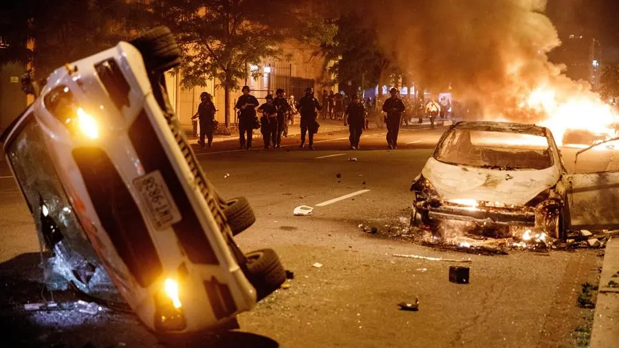 Coches incendiados cerca de la Casa Blanca por la muerte de George Floyd