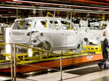 Una vista de la cadena de montaje en la planta que General Motors tiene en la localidad zaragozana de Figueruelas. Una vista de la cadena de montaje en la planta que General Motors tiene en la localidad zaragozana de Figueruelas.