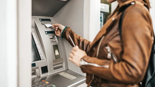 Mujer usando un cajero automático Mujer usando un cajero automático