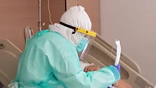 Un sanitario atiende a un enfermo. Pandemia