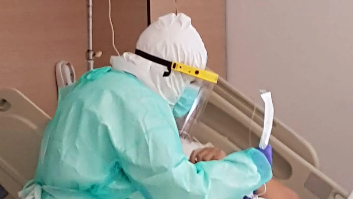 Un sanitario atiende a un enfermo. Pandemia