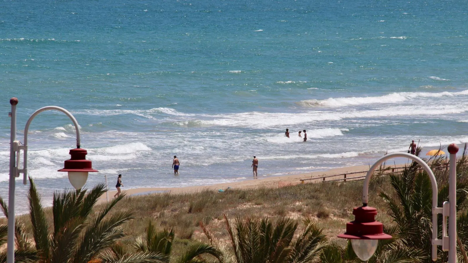 Primeros bañistas en la desescalada en las playas de Elche.