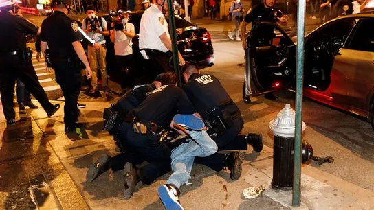 Los agentes de policía de Nueva York arrestan a un hombre Los agentes de policía de Nueva York arrestan a un hombre