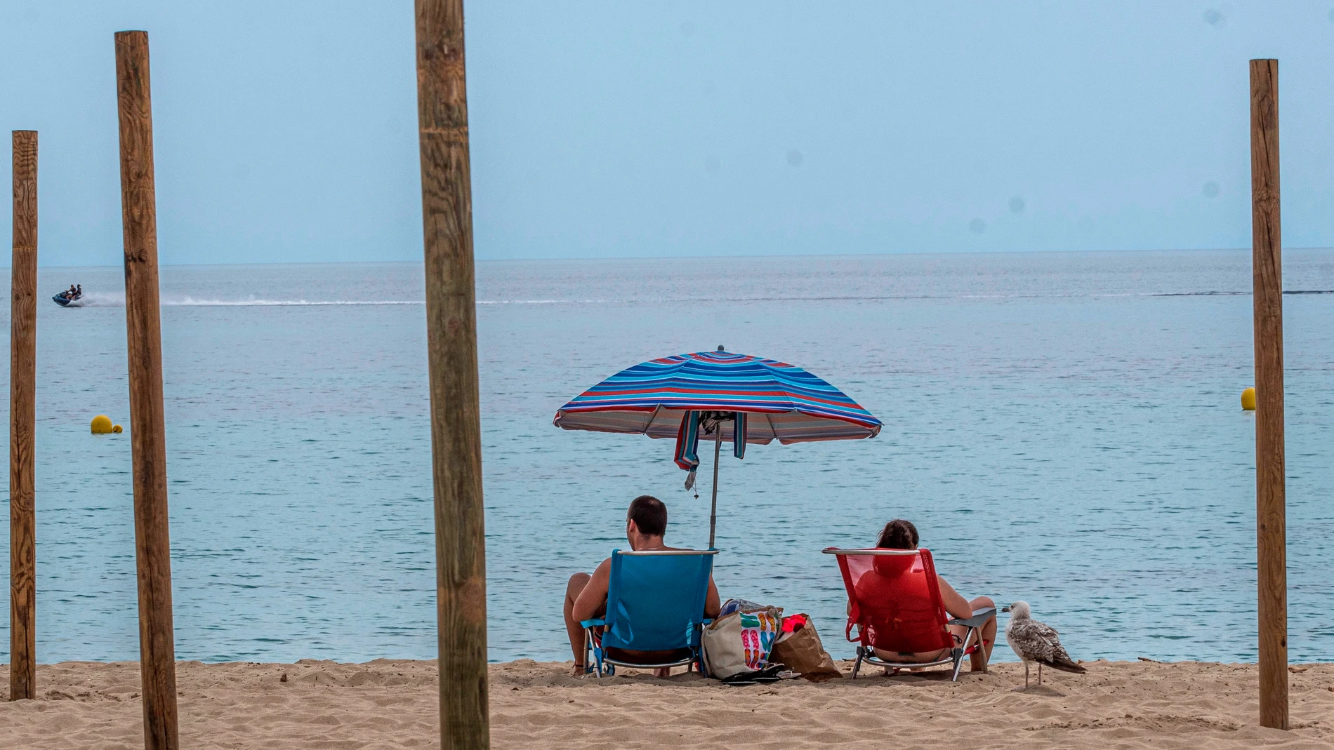 Una pareja disfruta del buen tiempo en la playa de Palmanova de Calviá, Mallorca
