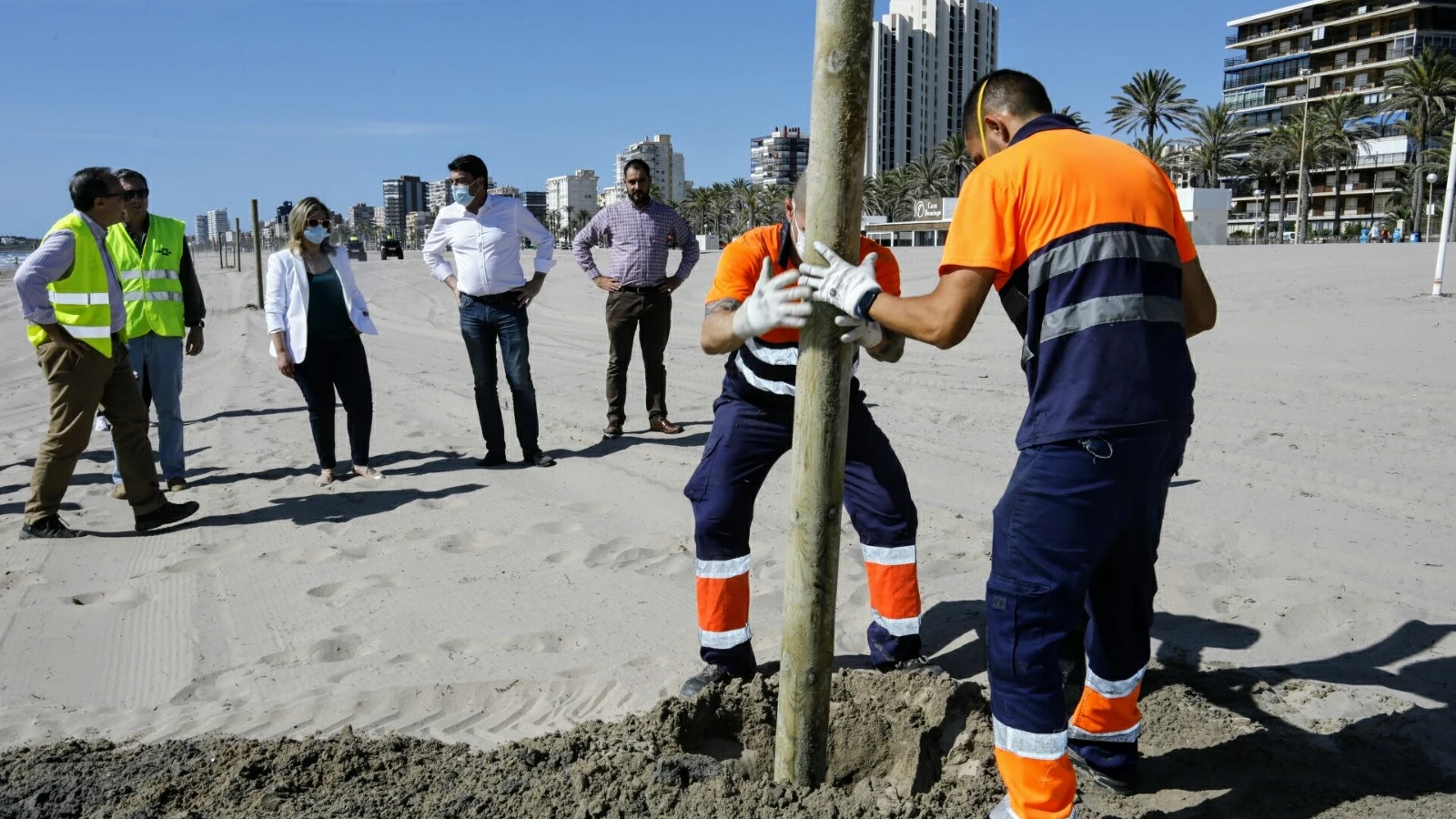 Instalación de señalización para mantener la distancia de seguridad en la playa de Alicante