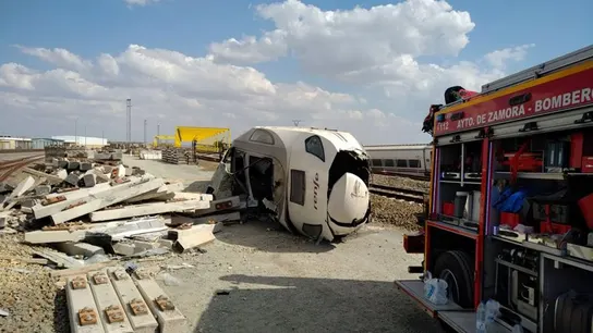 Lugar donde la locomotora de un tren Alvia que realiza la ruta Ferrol-Madrid ha descarrilado a su paso por la localidad zamorana de Hiniesta. Lugar donde la locomotora de un tren Alvia que realiza la ruta Ferrol-Madrid ha descarrilado a su paso por la localidad zamorana de Hiniesta.