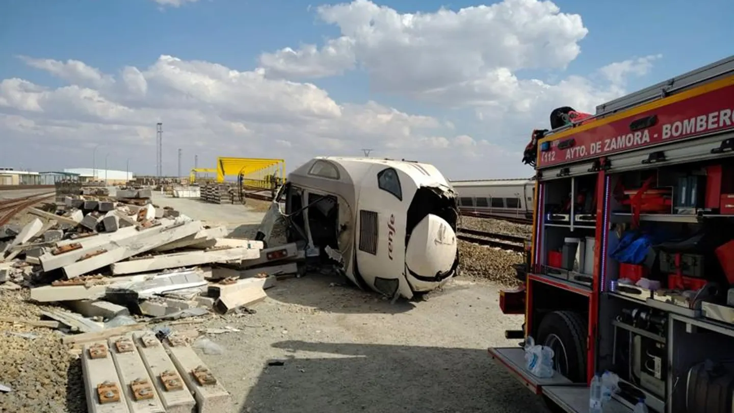 Lugar donde la locomotora de un tren Alvia que realiza la ruta Ferrol-Madrid ha descarrilado a su paso por la localidad zamorana de Hiniesta. Lugar donde la locomotora de un tren Alvia que realiza la ruta Ferrol-Madrid ha descarrilado a su paso por la localidad zamorana de Hiniesta.