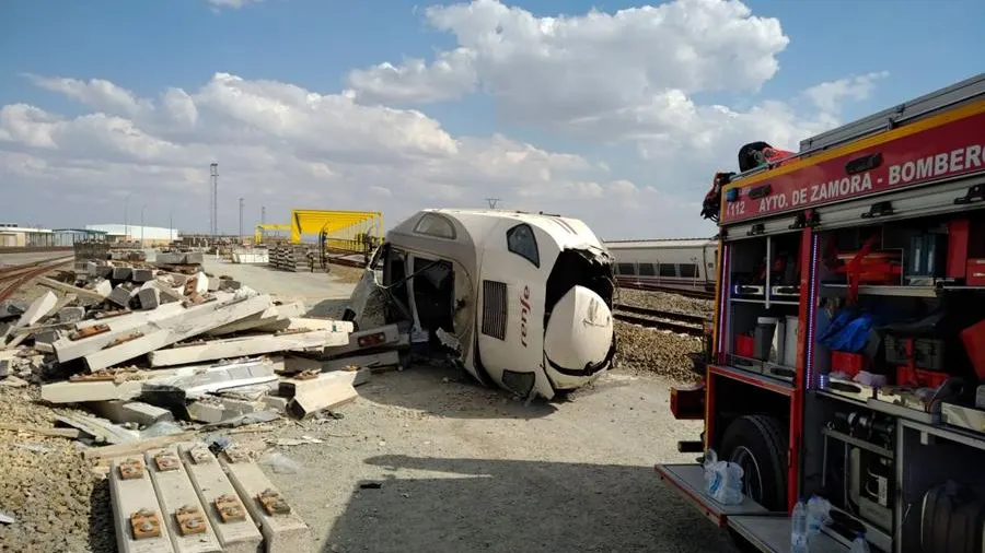 Lugar donde la locomotora de un tren Alvia que realiza la ruta Ferrol-Madrid ha descarrilado a su paso por la localidad zamorana de Hiniesta.