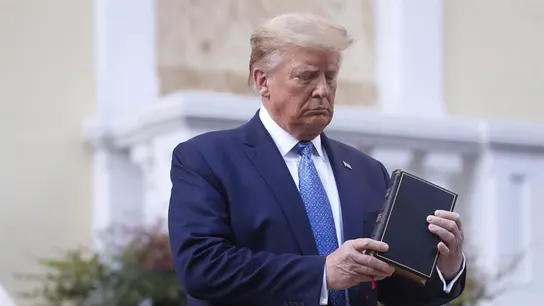 El presidente de los EEUU, Donald Trump, posa con una biblia El presidente de los EEUU, Donald Trump, posa con una biblia