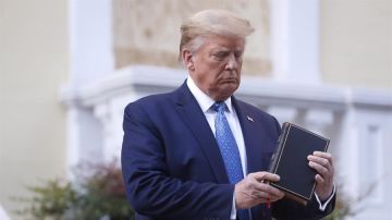 El presidente de los EEUU, Donald Trump, posa con una biblia