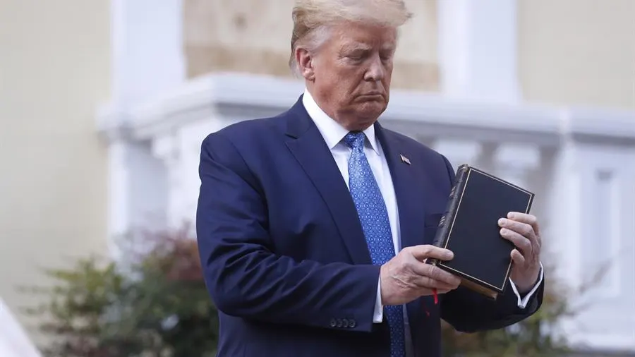 El presidente de los EEUU, Donald Trump, posa con una biblia