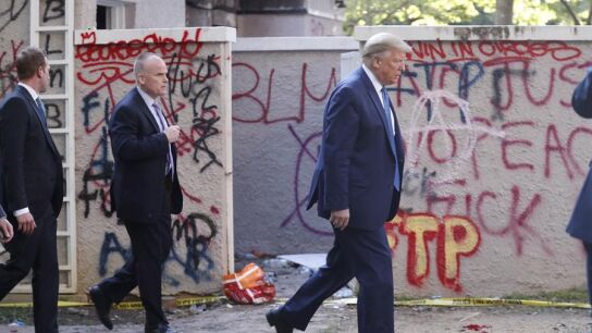 El presidente Trump sale de la Casa Blanca para posar con una biblia