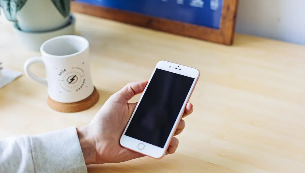 Móvil con la pantalla apagada Móvil con la pantalla apagada