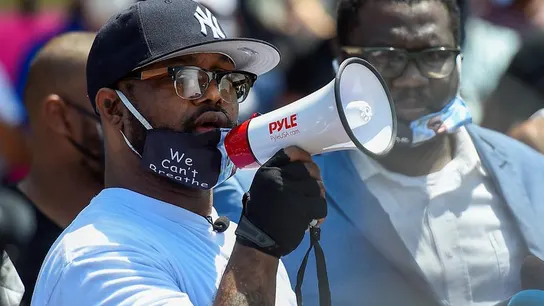 El hermano de George Floyd, Terrence Floyd, se dirige a los manifestantes El hermano de George Floyd, Terrence Floyd, se dirige a los manifestantes