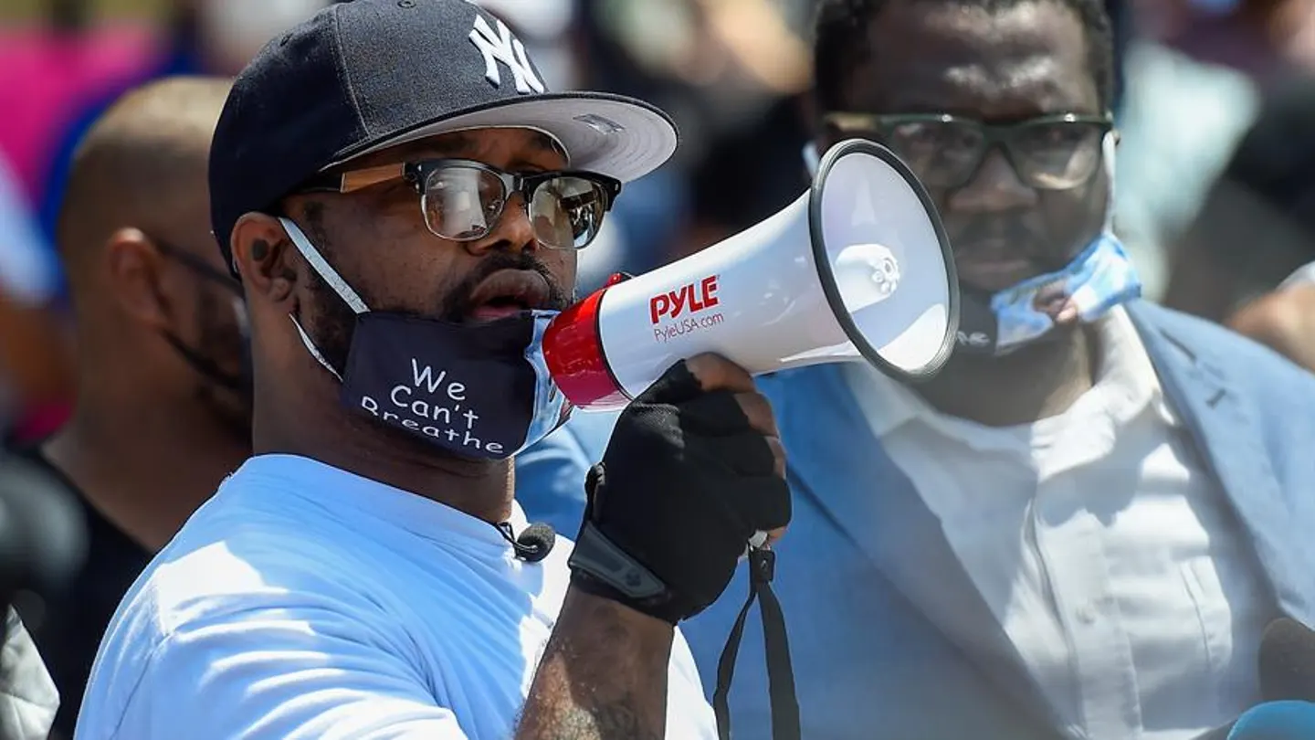 El hermano de George Floyd, Terrence Floyd, se dirige a los manifestantes El hermano de George Floyd, Terrence Floyd, se dirige a los manifestantes