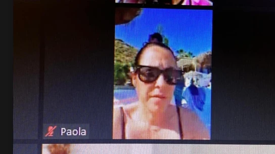 Paola Moreno, concejala de Hacienda en Torrox, participando en un pleno telemático desde la playa Paola Moreno, concejala de Hacienda en Torrox, participando en un pleno telemático desde la playa