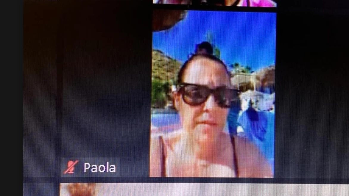 Paola Moreno, concejala de Hacienda en Torrox, participando en un pleno telemático desde la playa