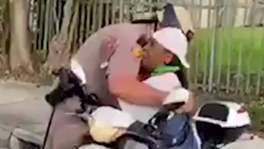 El abrazo entre una activista y un agente de policía en mitad de las protestas El abrazo entre una activista y un agente de policía en mitad de las protestas
