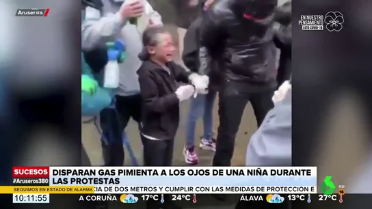 Los gritos desgarradores de una niña tras ser rociada con gas pimienta durante las protestas por la muerte de George Floyd Los gritos desgarradores de una niña tras ser rociada con gas pimienta durante las protestas por la muerte de George Floyd