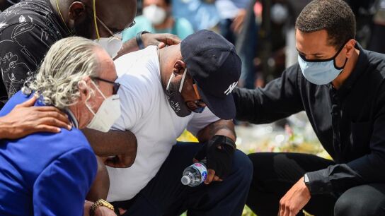 Terrence Floyd se arrodilla en un improvisado monumento a hermano