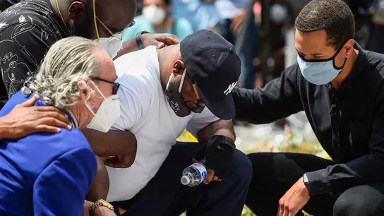 Terrence Floyd se arrodilla en un improvisado monumento a hermano Terrence Floyd se arrodilla en un improvisado monumento a hermano