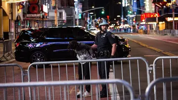 La Policía de Nueva York arresta a los manifestantes tras el toque de queda