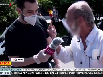 El viral enfado y la 'peineta' de un manifestante de Vox a un reportero: "¡A tomar por culo, vete a la mierda!" El viral enfado y la 'peineta' de un manifestante de Vox a un reportero: "¡A tomar por culo, vete a la mierda!"